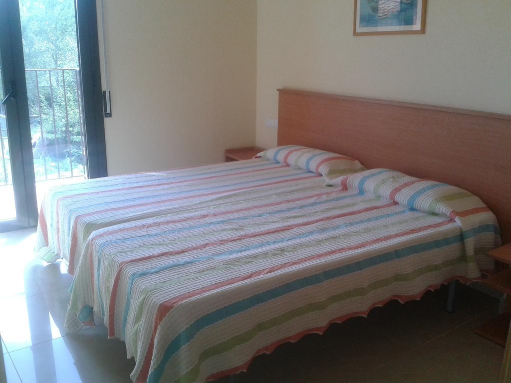 Apartamentos Fonda Finet Sant Felíu de Pallarols Zimmer foto